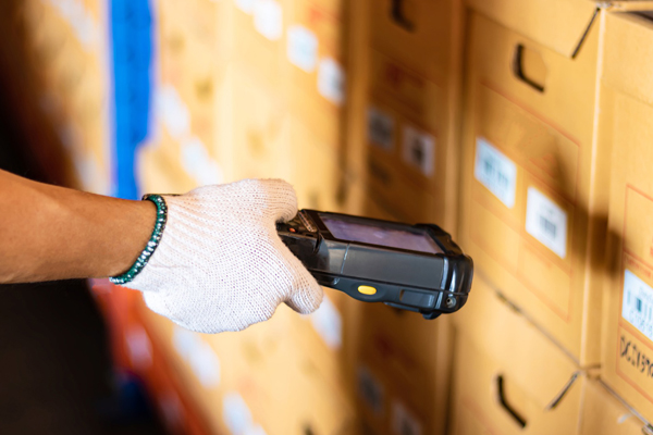 Работа с ТСД на складе: для каких операций используется и как с ним работать